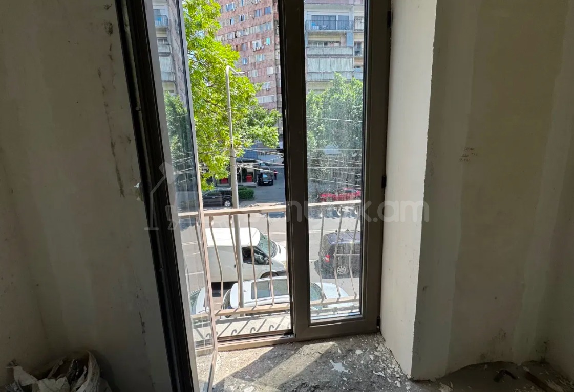 3 Սենյականոց Բնակարան Քարե Շենքում, 71քմ, 2/4 հարկ, Զրոյական Վիճակում