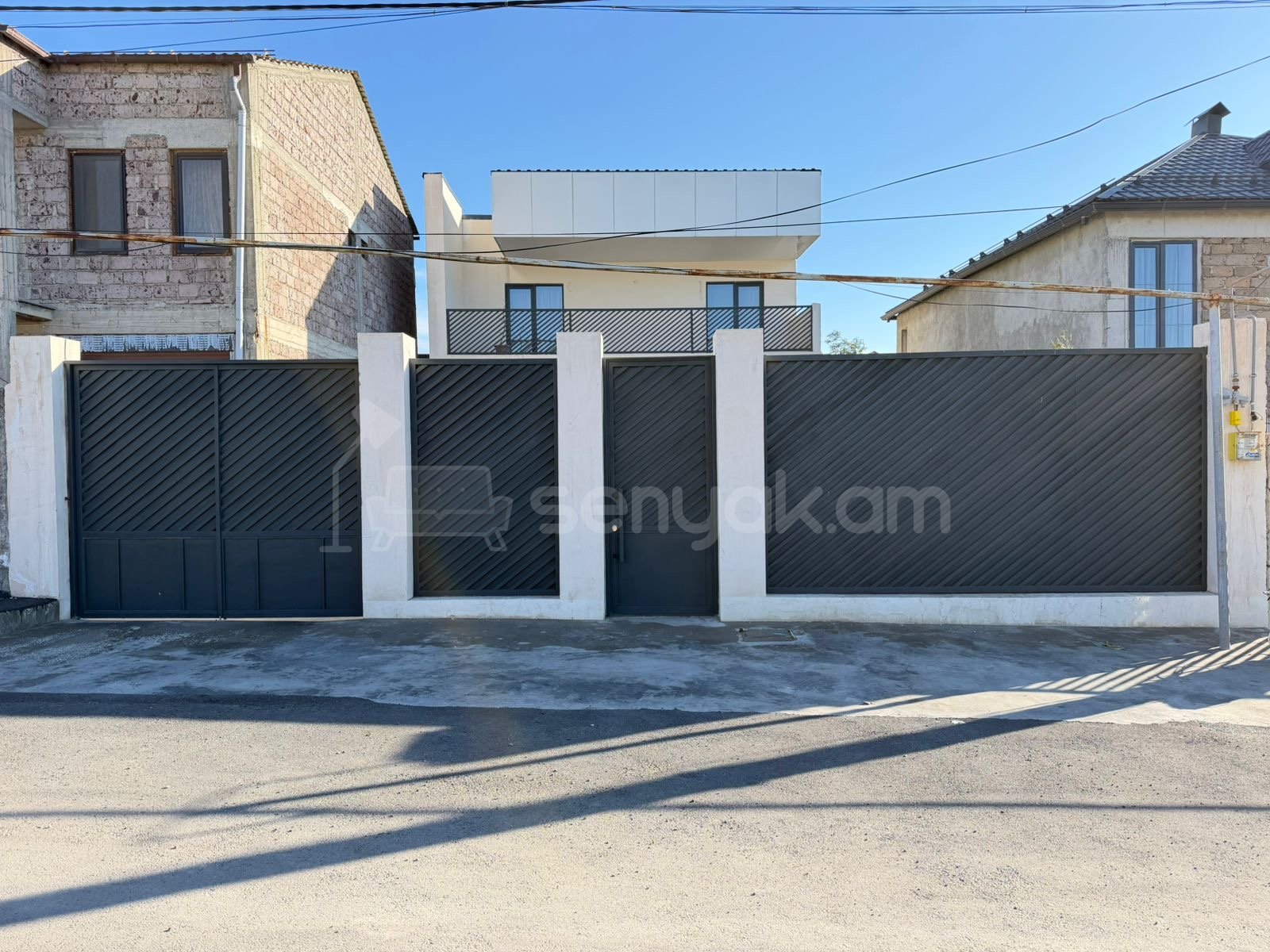 4 Սենյականոց Նորակառույց Շքեղ Առանձնատուն, 230քմ, Մասամբ Կահավորված