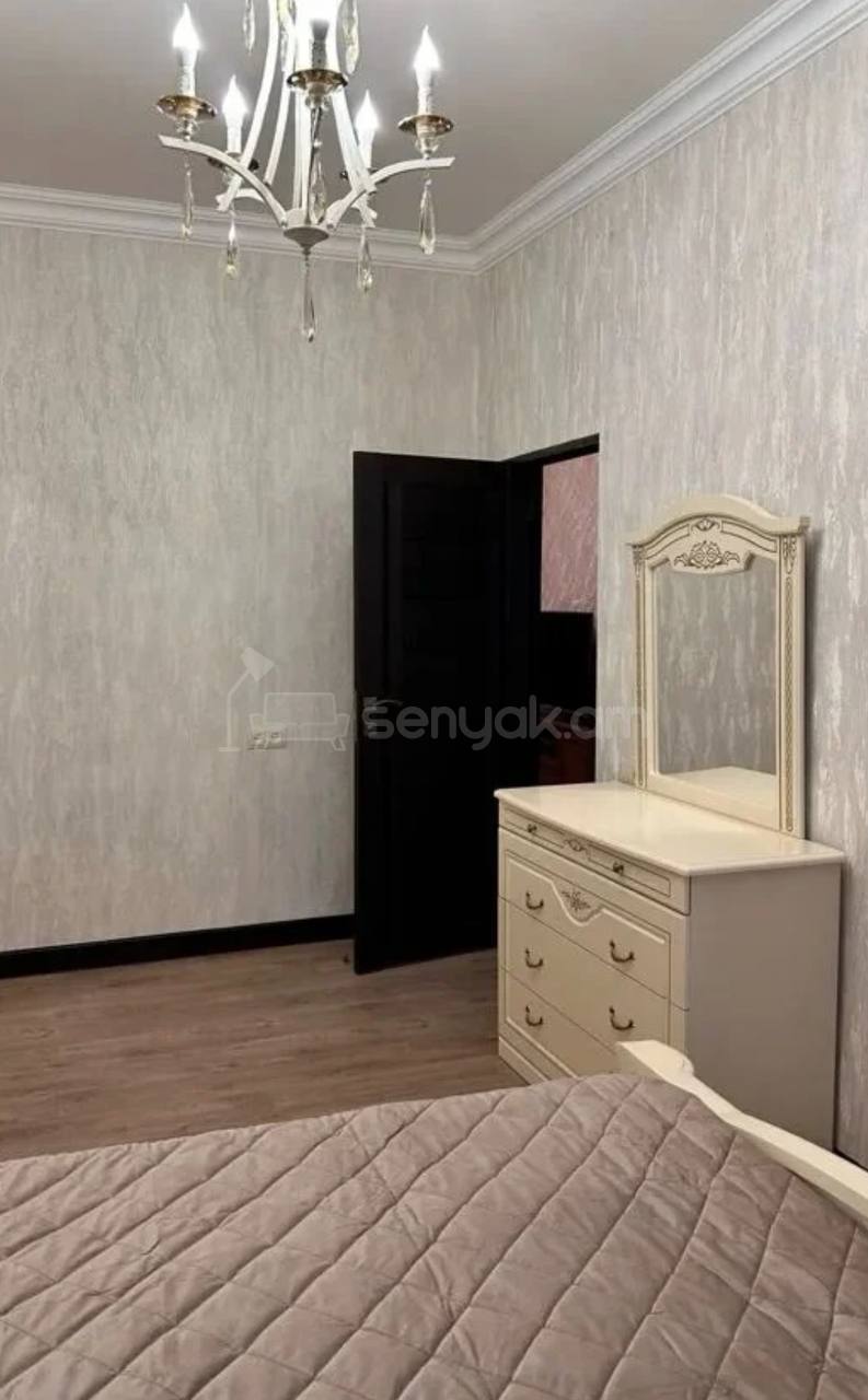 4 Սենյականոց Բնակարան Քարե Շենքում, 100քմ, 2/3 հարկ, Կապիտալ Վերանորոգված, Կահավորված