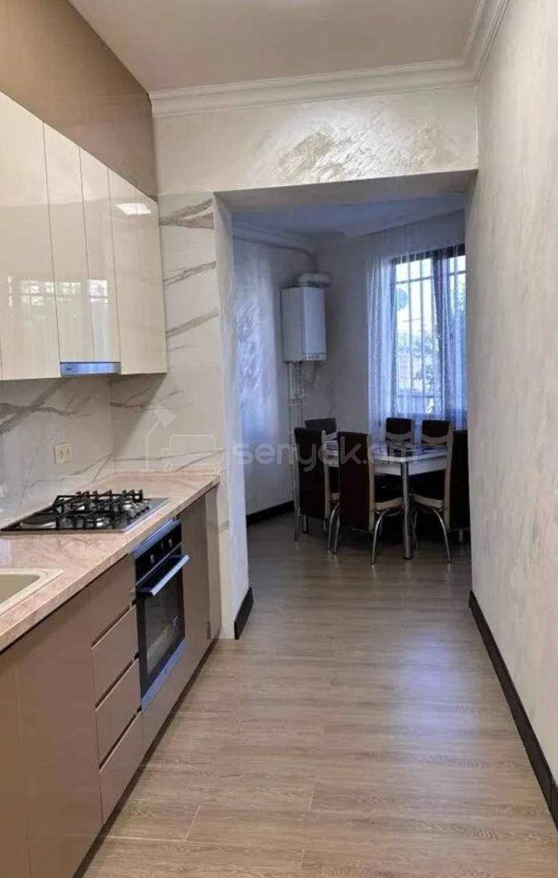 4 Սենյականոց Բնակարան Քարե Շենքում, 100քմ, 2/3 հարկ, Կապիտալ Վերանորոգված, Կահավորված