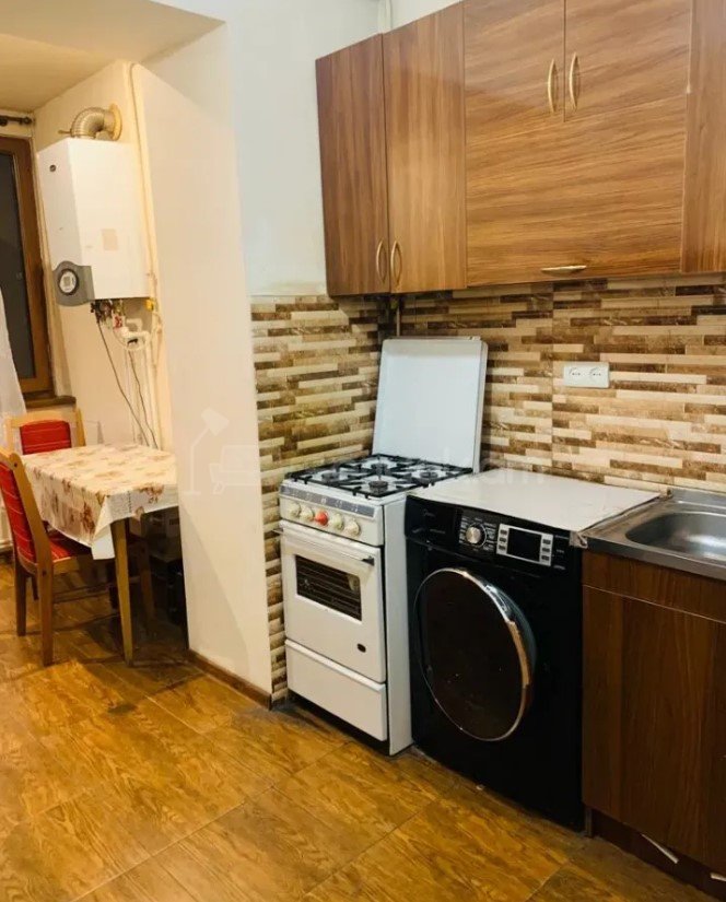 2 Սենյականոց Բնակարան Քարե Շենքում, 55քմ, 5/5 հարկ, Կոսմետիկ Վերանորոգված