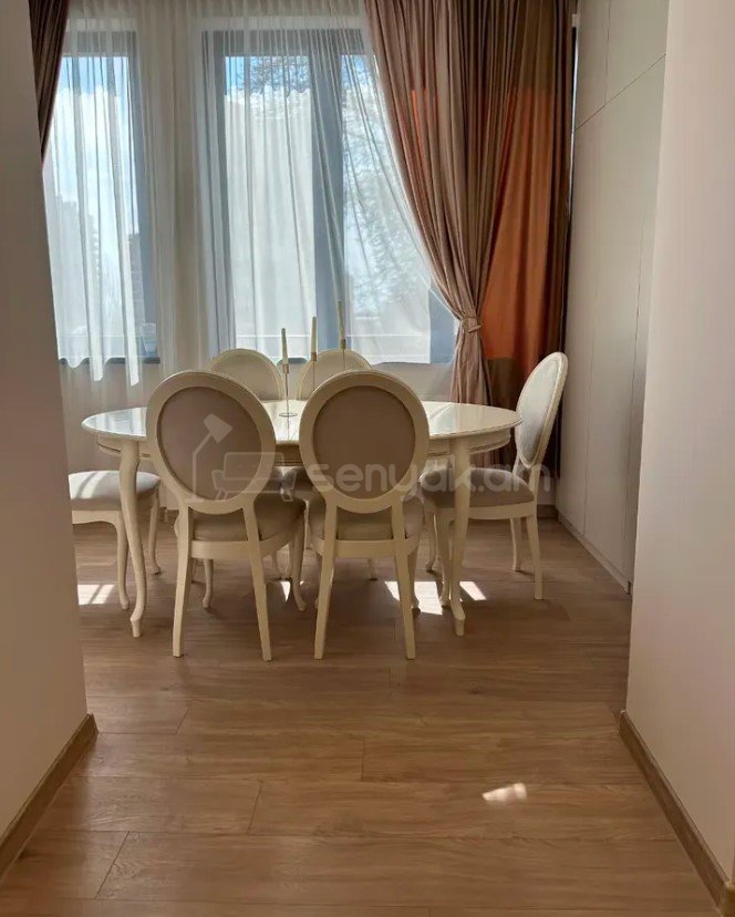 3 Սենյականոց Բնակարան Քարե Շենքում, 75քմ, 3/4 հարկ, Դիզայներական Վերանորոգված