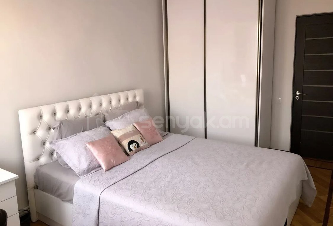 4 Սենյականոց Բնակարան Քարե Շենքում, 100քմ, 5/5 հարկ, Կապիտալ Վերանորոգված