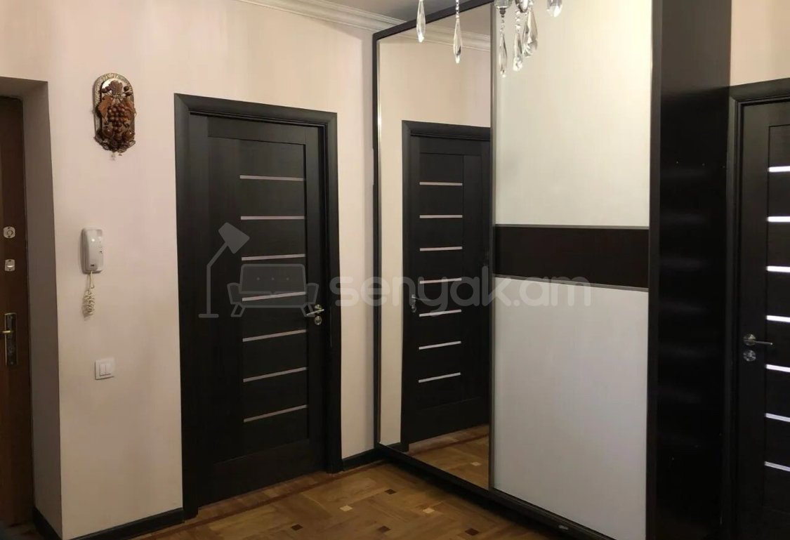 4 Սենյականոց Բնակարան Քարե Շենքում, 100քմ, 5/5 հարկ, Կապիտալ Վերանորոգված