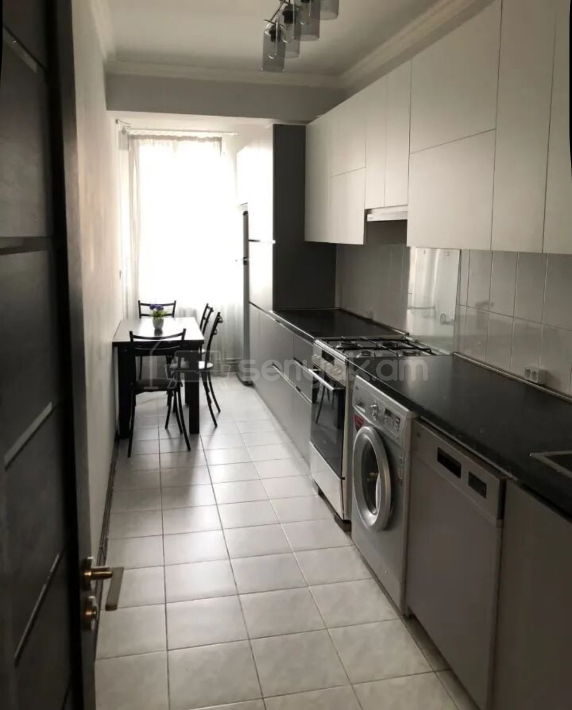 4 Սենյականոց Բնակարան Քարե Շենքում, 100քմ, 5/5 հարկ, Կապիտալ Վերանորոգված