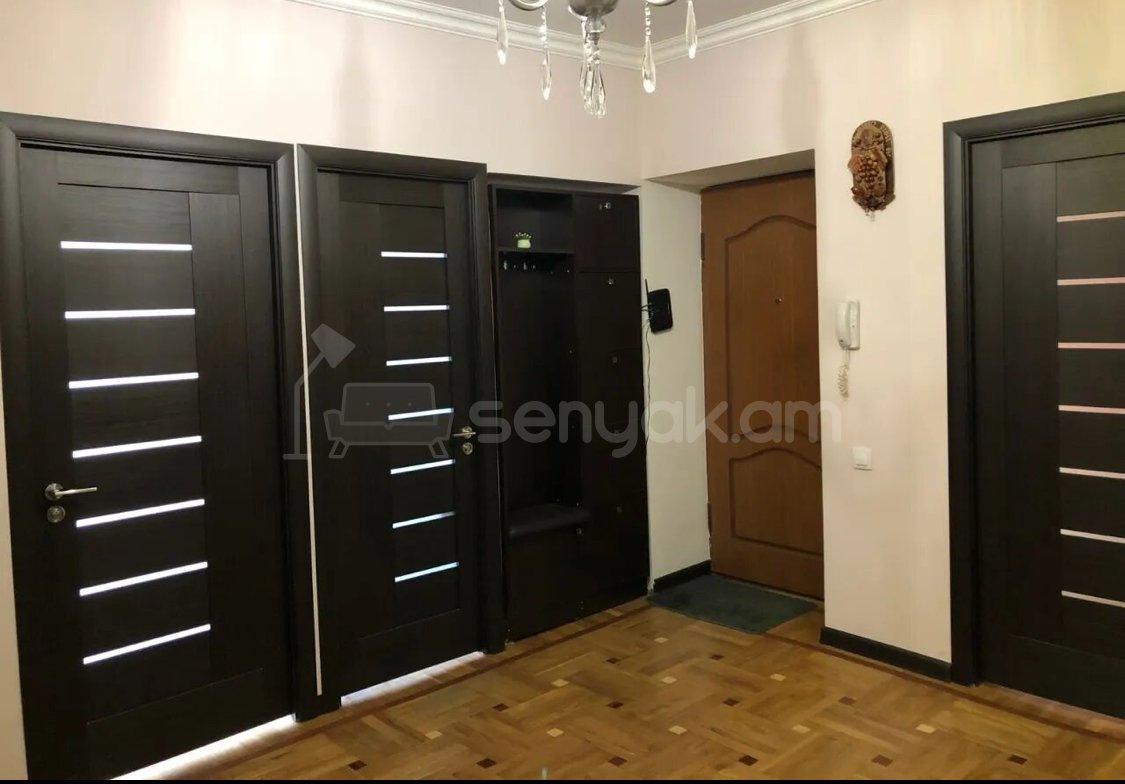 4 Սենյականոց Բնակարան Քարե Շենքում, 100քմ, 5/5 հարկ, Կապիտալ Վերանորոգված