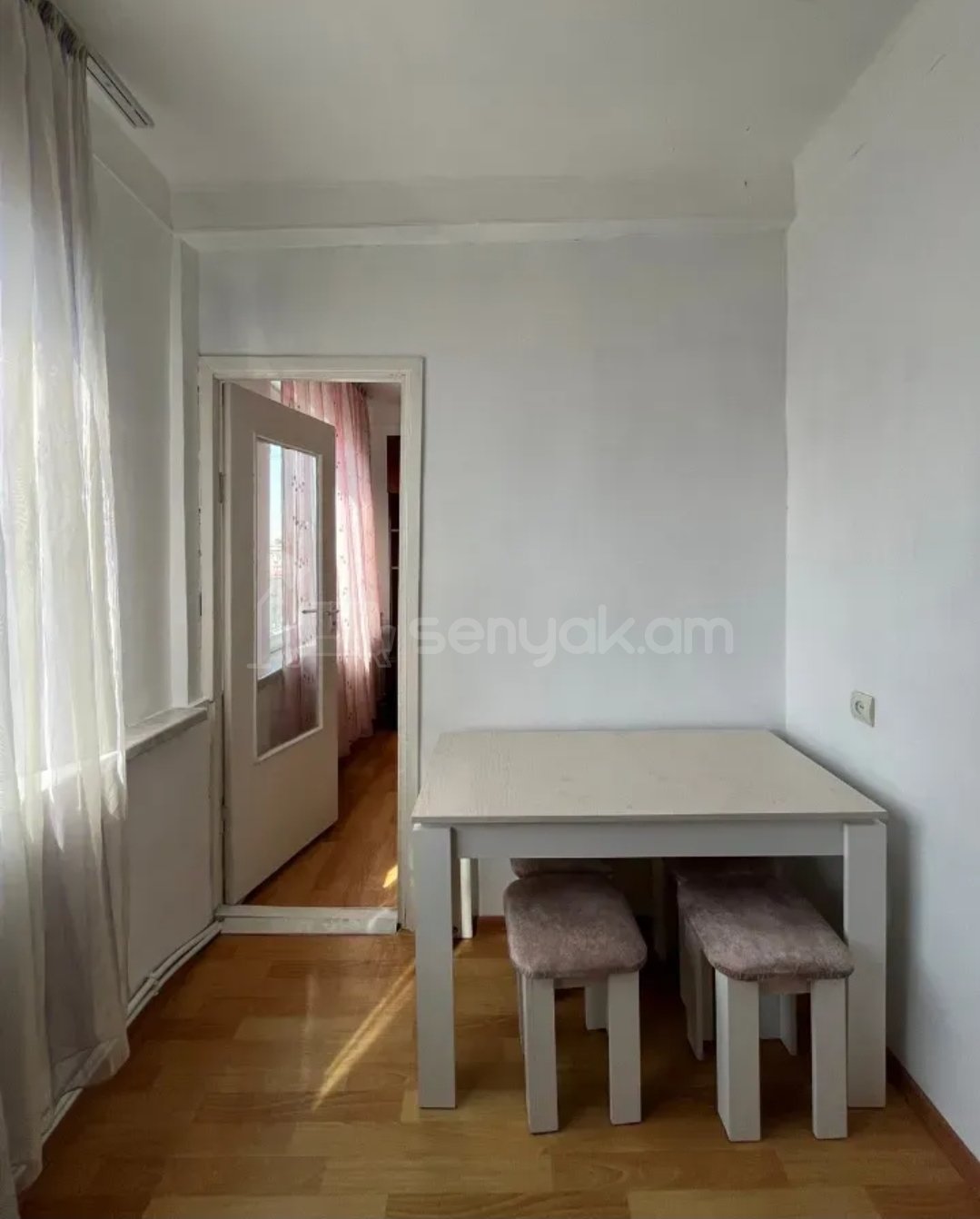 3 Սենյականոց Բնակարան Քարե Շենքում, 77քմ, 5/5 հարկ, Նորմալ Վիճակում, Կահավորված, Արևկող