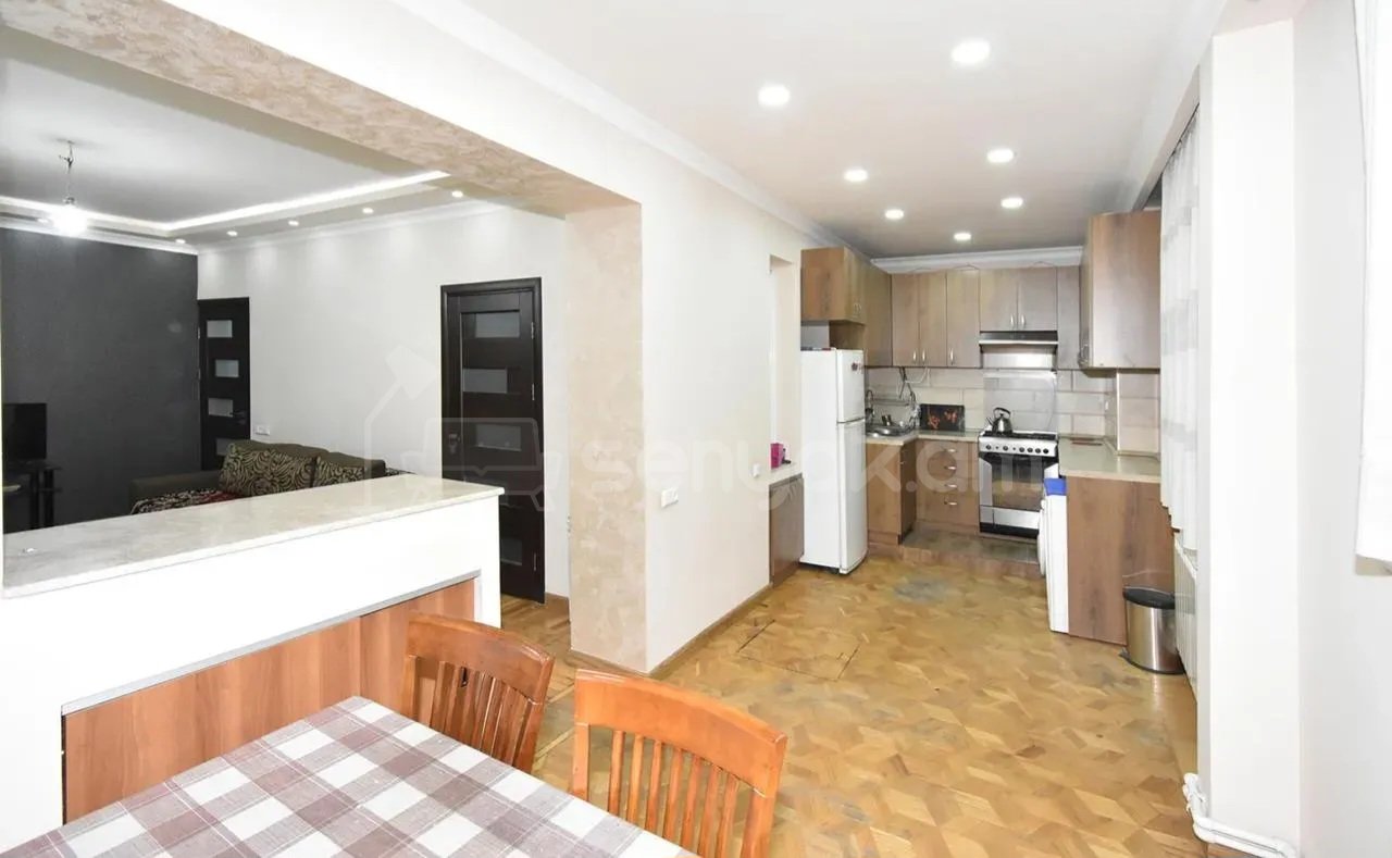 3 Սենյականոց Բնակարան Քարե Շենքում, 72քմ, 1/5 հարկ, Կապիտալ Վերանորոգված, Կահավորված