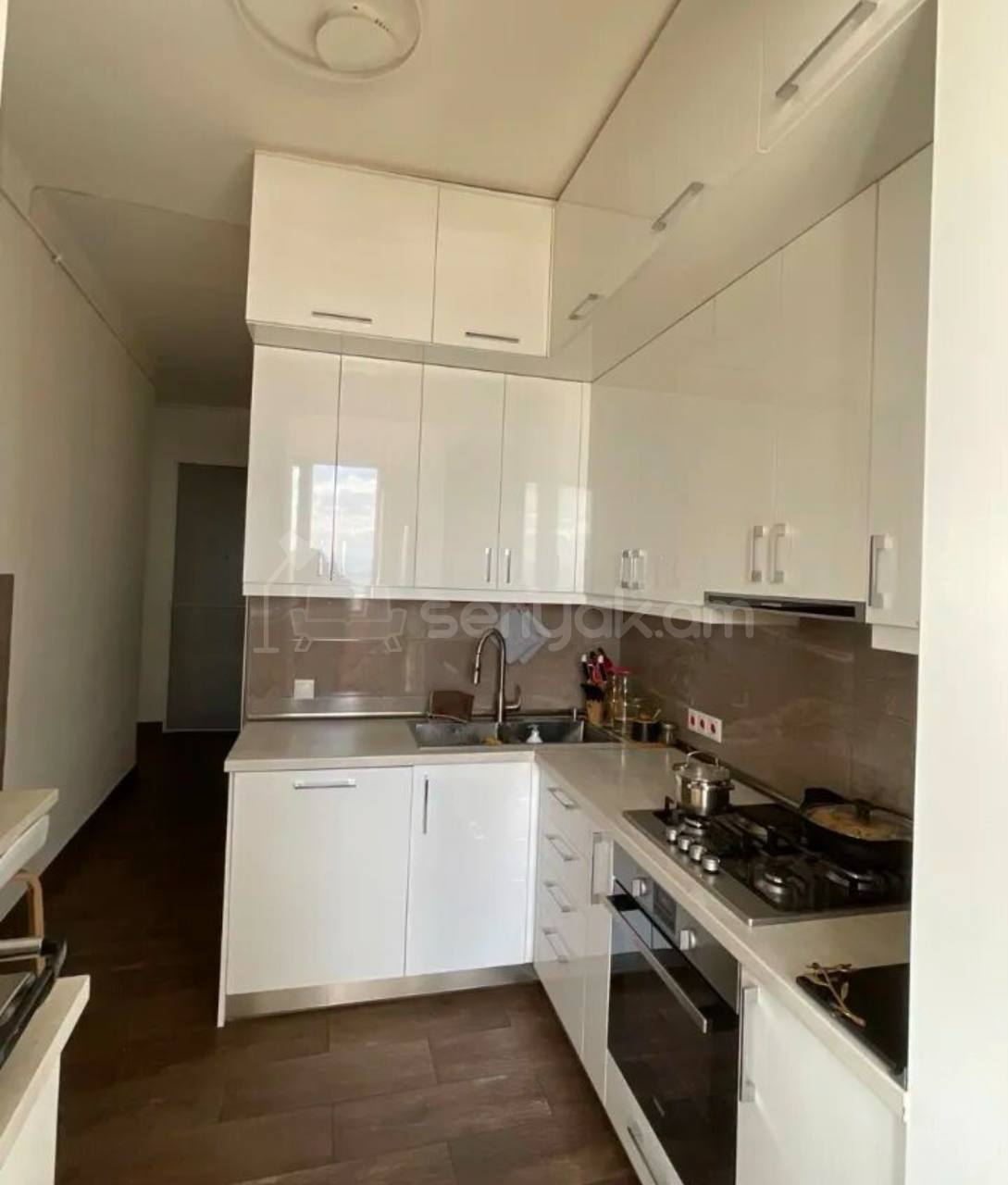 4 Սենյականոց Բնակարան Քարե Շենքում, 100քմ, 5/5 հարկ, Կապիտալ Վերանորոգված
