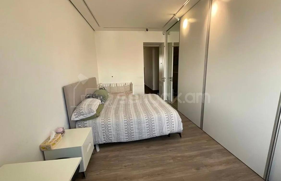 4 Սենյականոց Բնակարան Քարե Շենքում, 100քմ, 5/5 հարկ, Կապիտալ Վերանորոգված