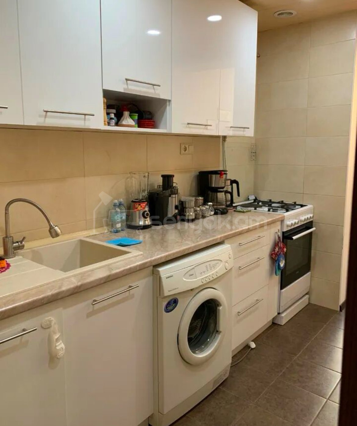 2 Սենյականոց Բնակարան Քարե Շենքում, 57քմ, 3/5 հարկ, Նորմալ Վիճակում, Կահավորված