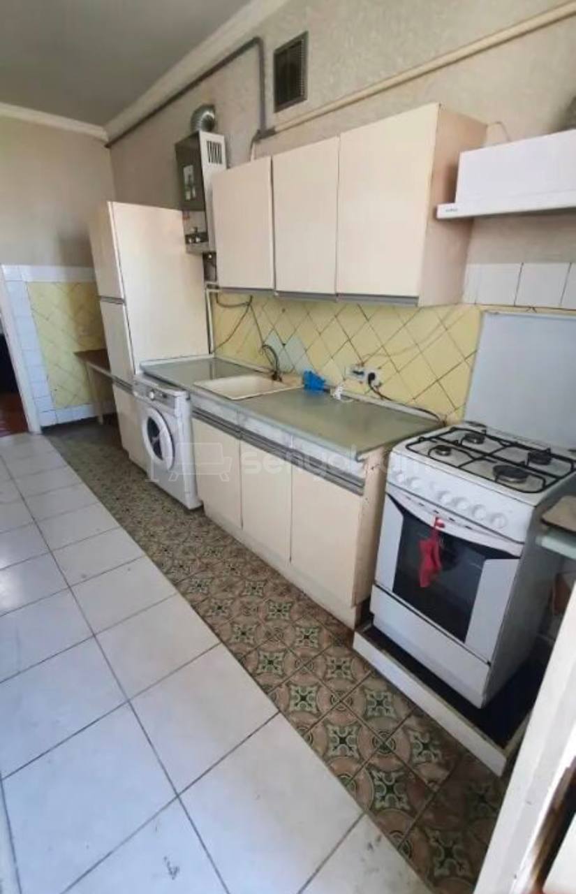 4 Սենյականոց Բնակարան Քարե Շենքում, 94քմ, 5/5 հարկ, Պետական Վիճակում