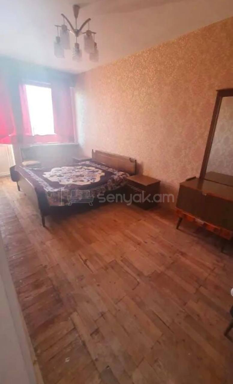 4 Սենյականոց Բնակարան Քարե Շենքում, 94քմ, 5/5 հարկ, Պետական Վիճակում