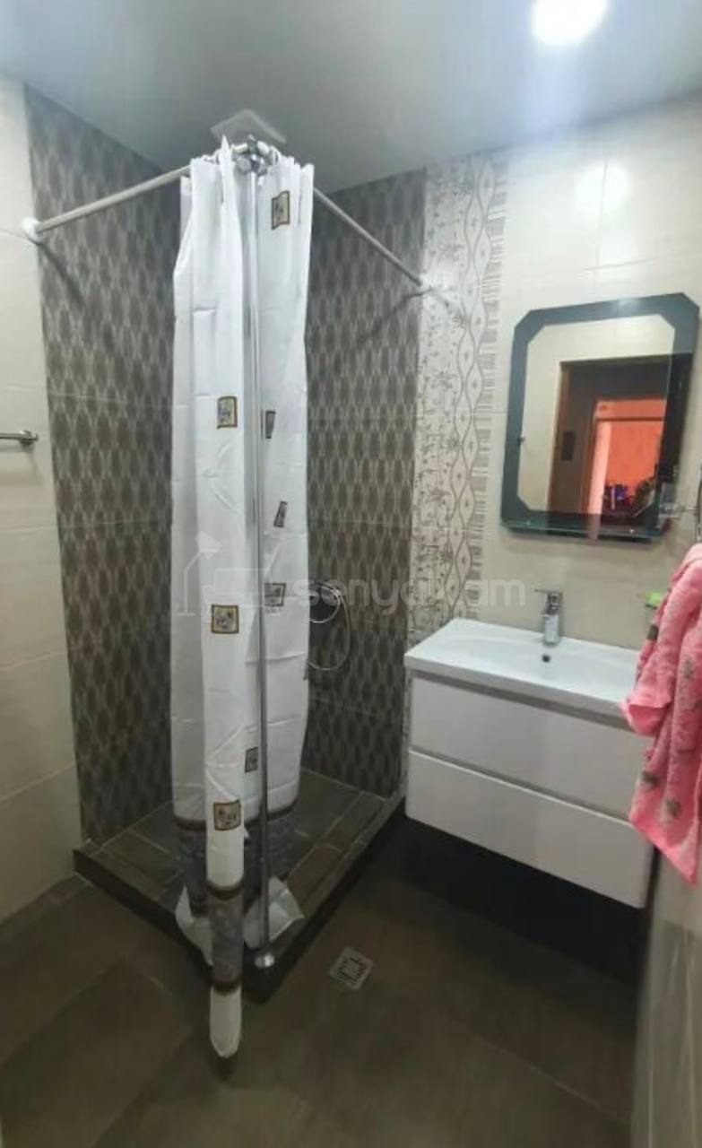 4 Սենյականոց Բնակարան Քարե Շենքում, 94քմ, 5/5 հարկ, Պետական Վիճակում