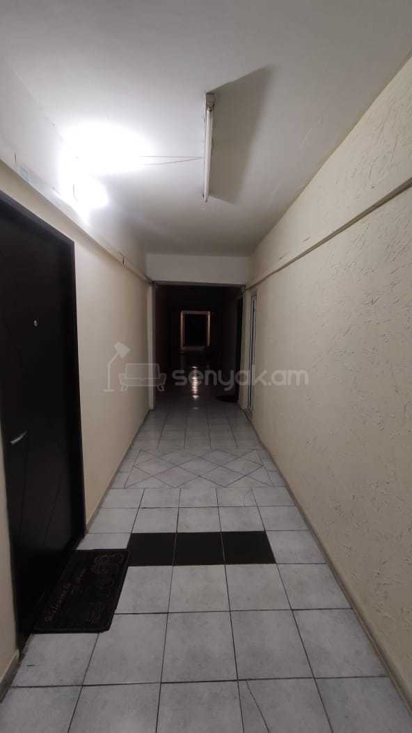 1 Սենյականոց Բնակարան Քարե Շենքում, 18քմ, 4/8 հարկ, Նորմալ Վիճակում, Կահավորված, Արևկող