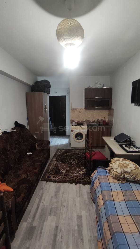 1 Սենյականոց Բնակարան Քարե Շենքում, 18քմ, 4/8 հարկ, Նորմալ Վիճակում, Կահավորված, Արևկող