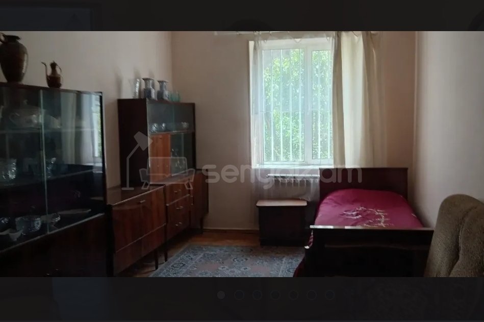 3 Սենյականոց Բնակարան Քարե Շենքում, 70քմ, 1/4 հարկ, Նորմալ Վիճակում, Կահավորված, Արևկող