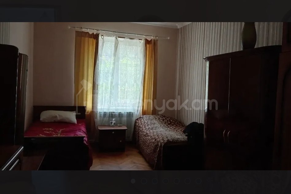 3 Սենյականոց Բնակարան Քարե Շենքում, 70քմ, 1/4 հարկ, Նորմալ Վիճակում, Կահավորված, Արևկող
