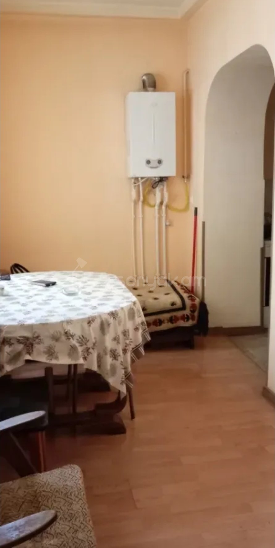 3 Սենյականոց Բնակարան Քարե Շենքում, 70քմ, 1/4 հարկ, Նորմալ Վիճակում, Կահավորված, Արևկող
