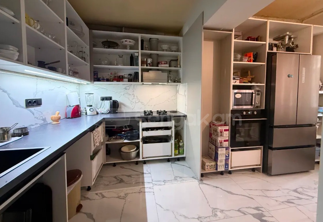3 Սենյականոց Բնակարան Քարե Շենքում, 82քմ, 1/5 հարկ, Դիզայներական Վերանորոգված