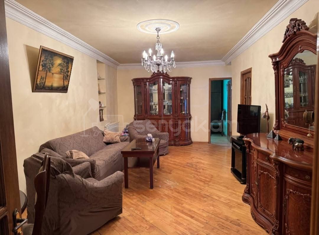 4 Սենյականոց Բնակարան Քարե Շենքում, 70քմ, 5/5 հարկ, Պետական Վիճակում