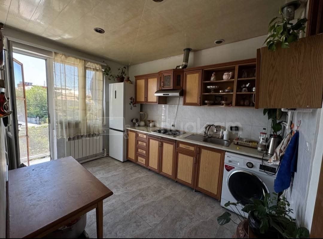 4 Սենյականոց Բնակարան Քարե Շենքում, 70քմ, 5/5 հարկ, Պետական Վիճակում