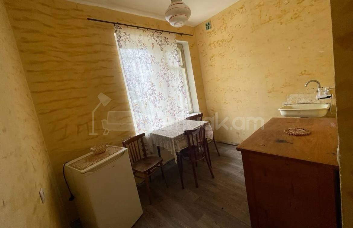 1 Սենյականոց Բնակարան Քարե Շենքում, 50քմ, 2/5 հարկ, Պետական Վիճակում, Կահավորված