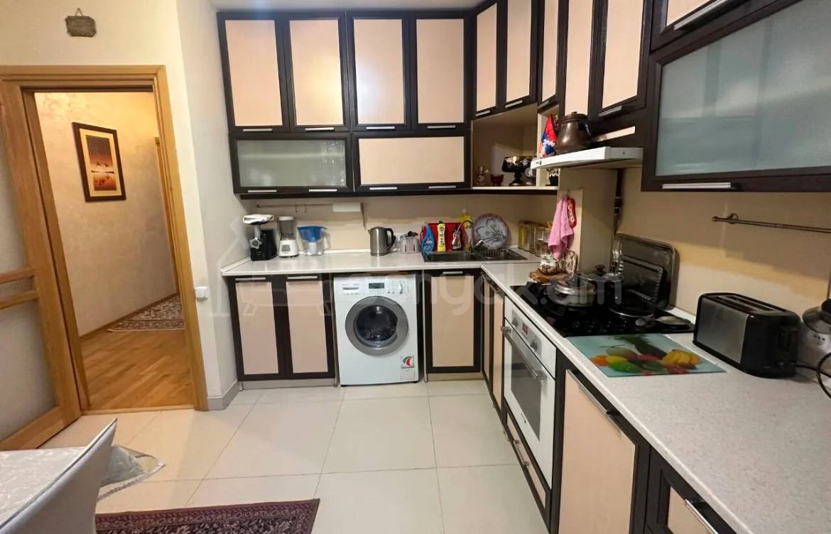 3 Սենյականոց Բնակարան Քարե Շենքում, 80քմ, 1/5 հարկ, Կապիտալ Վերանորոգված, Կահավորված