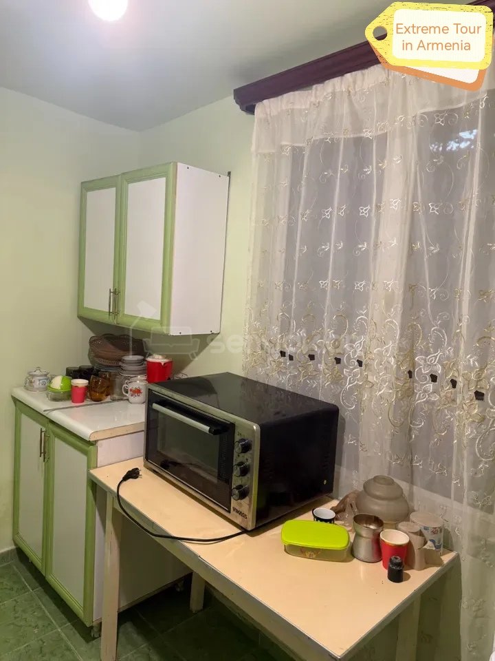 3 Սենյականոց Բնակարան Քարե Շենքում, 65քմ, 1/1 հարկ, Նորմալ Վիճակում, Կահավորված
