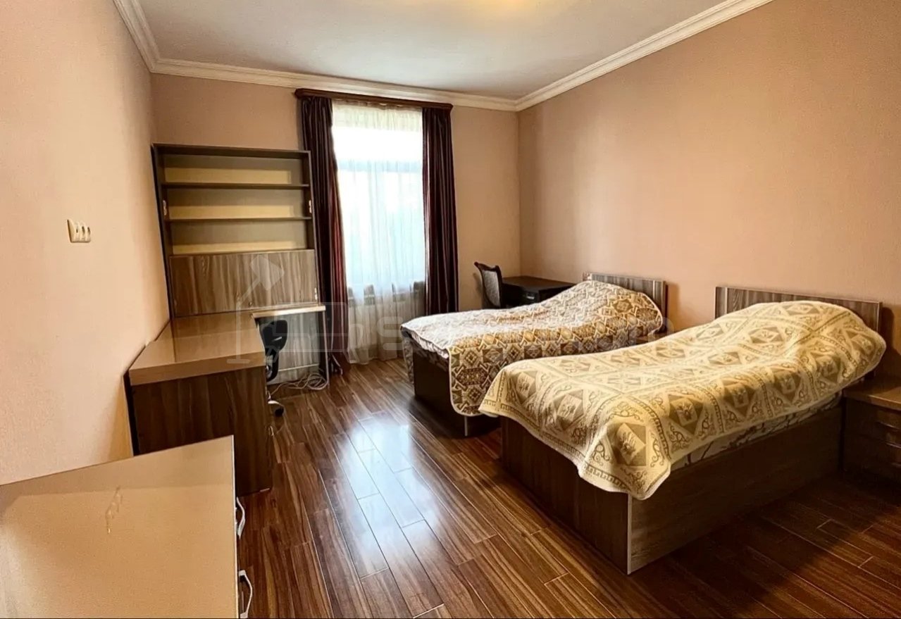 4 Սենյականոց Բնակարան Քարե Շենքում, 110քմ, 2/5 հարկ, Նորմալ Վիճակում