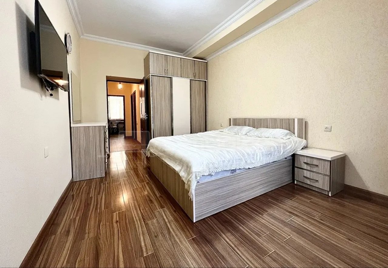 4 Սենյականոց Բնակարան Քարե Շենքում, 110քմ, 2/5 հարկ, Նորմալ Վիճակում