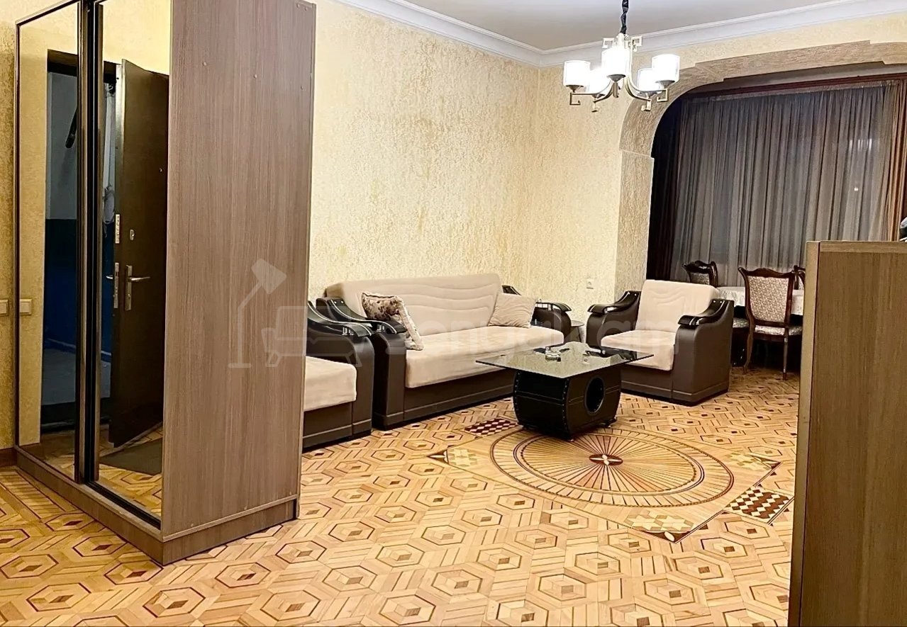 4 Սենյականոց Բնակարան Քարե Շենքում, 110քմ, 2/5 հարկ, Նորմալ Վիճակում