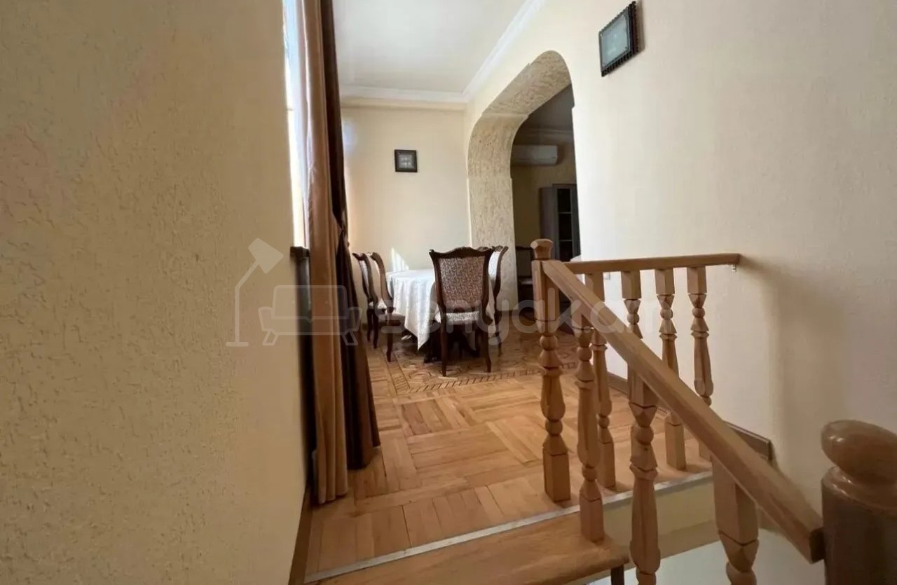 4 Սենյականոց Բնակարան Քարե Շենքում, 110քմ, 2/5 հարկ, Նորմալ Վիճակում