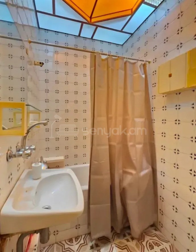 2 Սենյականոց Բնակարան Քարե Շենքում, 63քմ, 2/4 հարկ, Պետական Վիճակում
