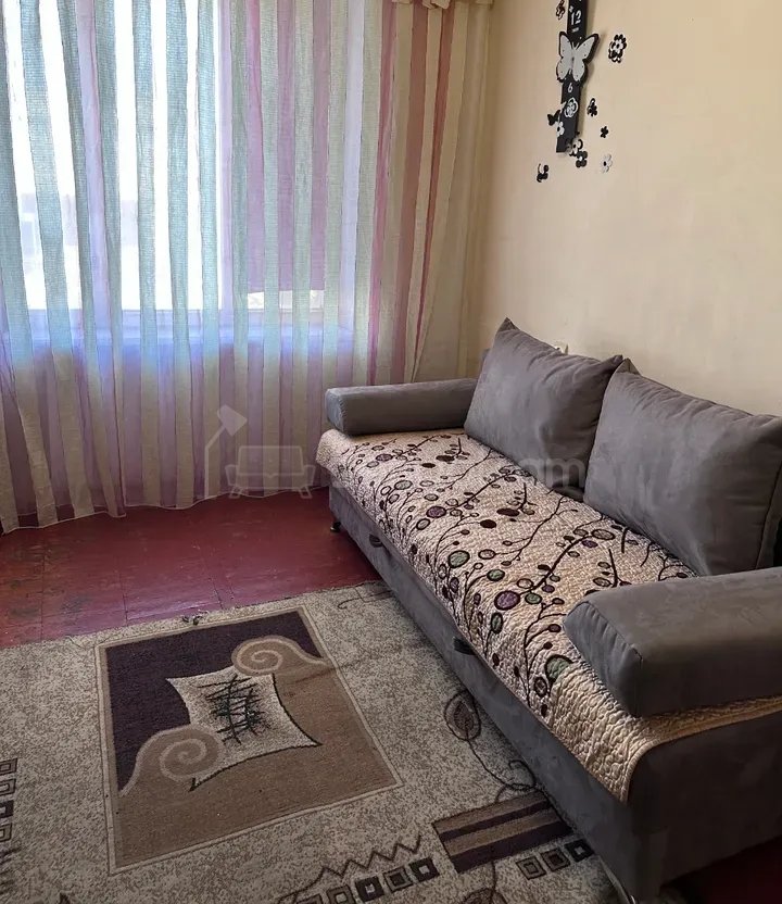 1 Սենյականոց Բնակարան Քարե Շենքում, 32քմ, 1/4 հարկ, Նորմալ Վիճակում, Կահավորված