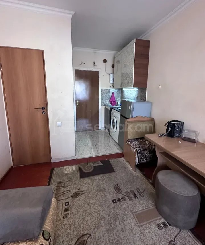 1 Սենյականոց Բնակարան Քարե Շենքում, 32քմ, 1/4 հարկ, Նորմալ Վիճակում, Կահավորված