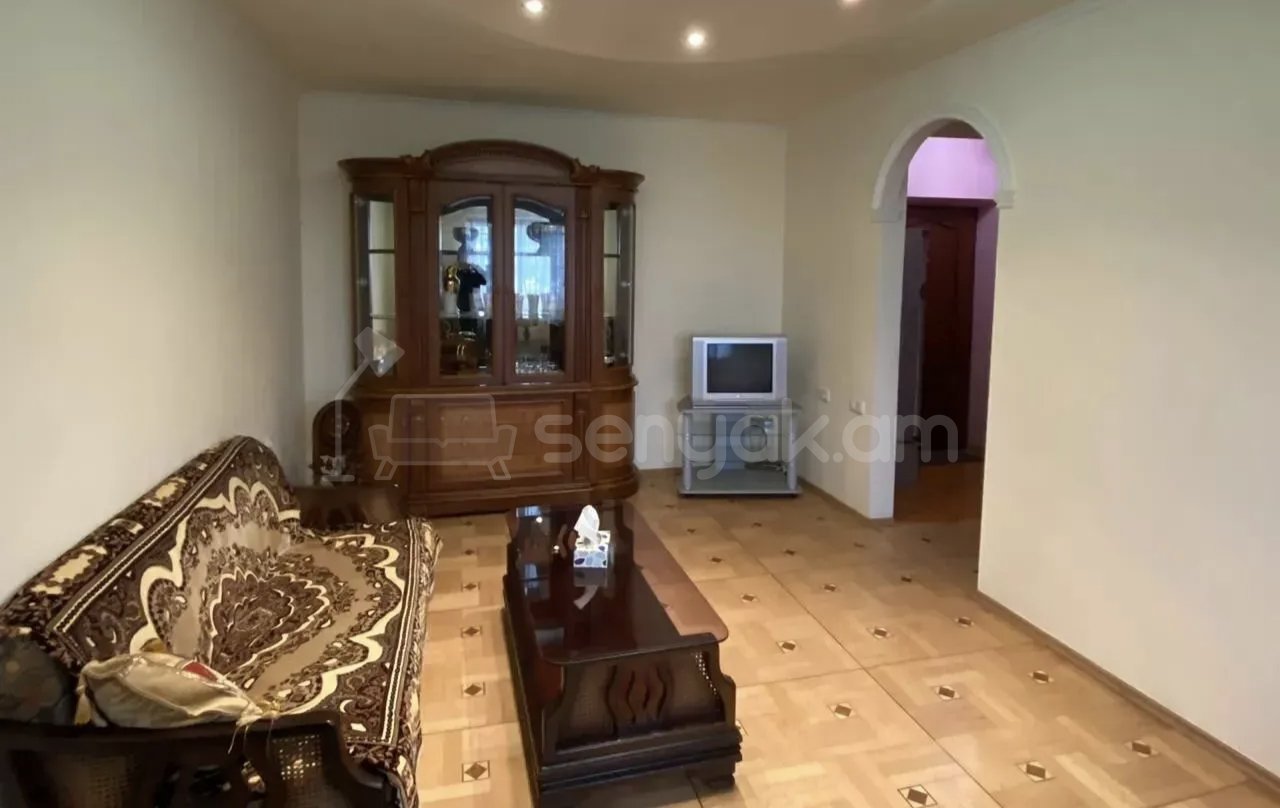 2 Սենյականոց Բնակարան Քարե Շենքում, 45քմ, 2/4 հարկ, Նորմալ Վիճակում, Կահավորված
