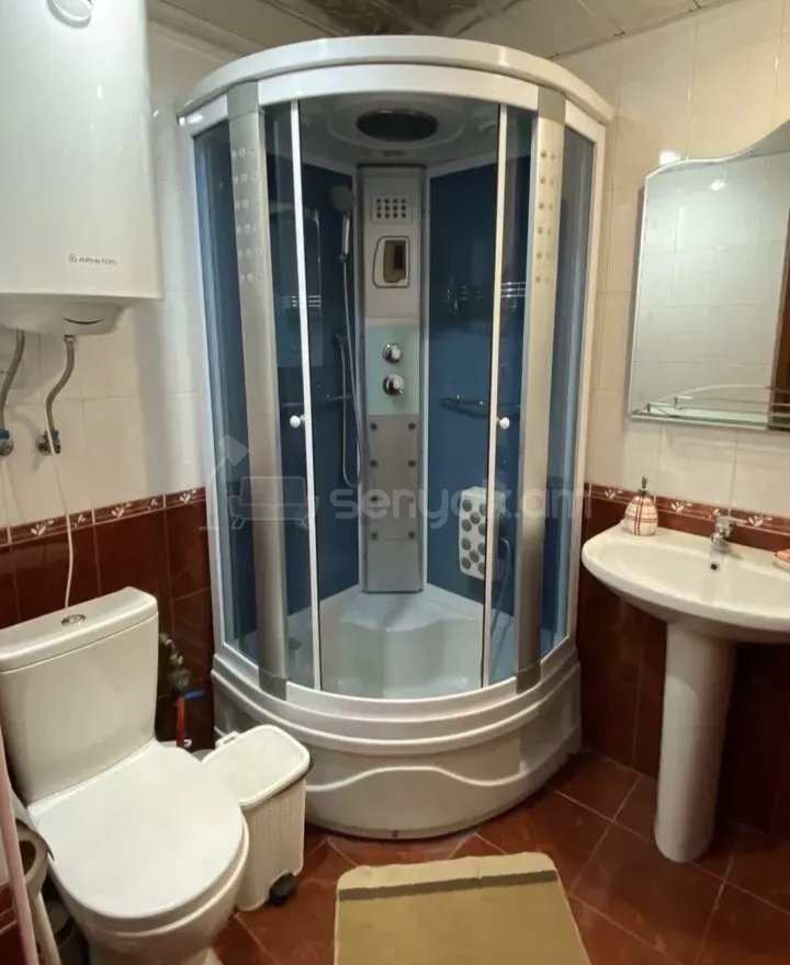 2 Սենյականոց Բնակարան Քարե Շենքում, 45քմ, 2/4 հարկ, Նորմալ Վիճակում, Կահավորված