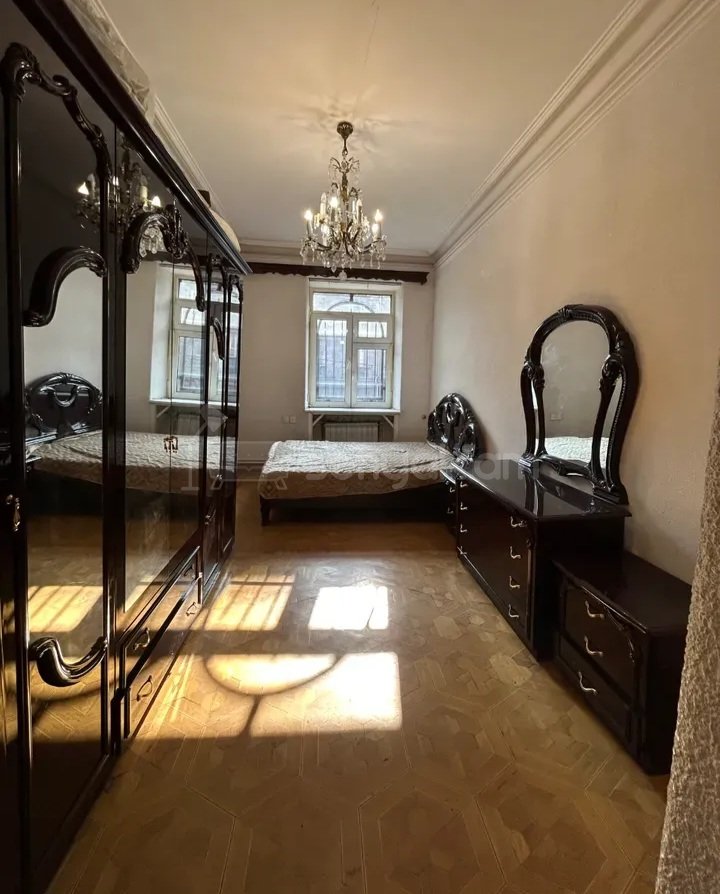 3 Սենյականոց Բնակարան Քարե Շենքում, 110քմ, 2/4 հարկ, Կապիտալ Վերանորոգված, Կահավորված