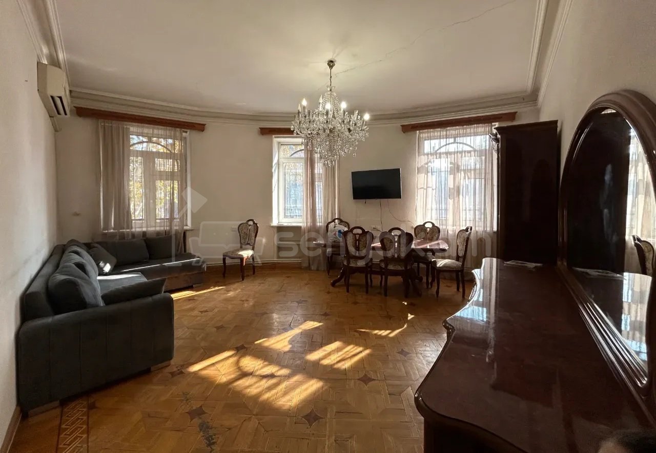3 Սենյականոց Բնակարան Քարե Շենքում, 110քմ, 2/4 հարկ, Կապիտալ Վերանորոգված, Կահավորված
