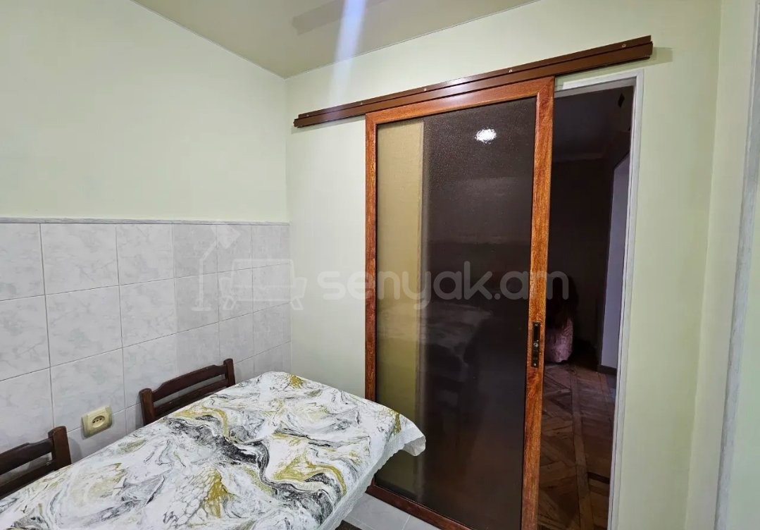 3 Սենյականոց Բնակարան Քարե Շենքում, 63քմ, 5/5 հարկ, Նորմալ Վիճակում, Կահավորված, Արևկող