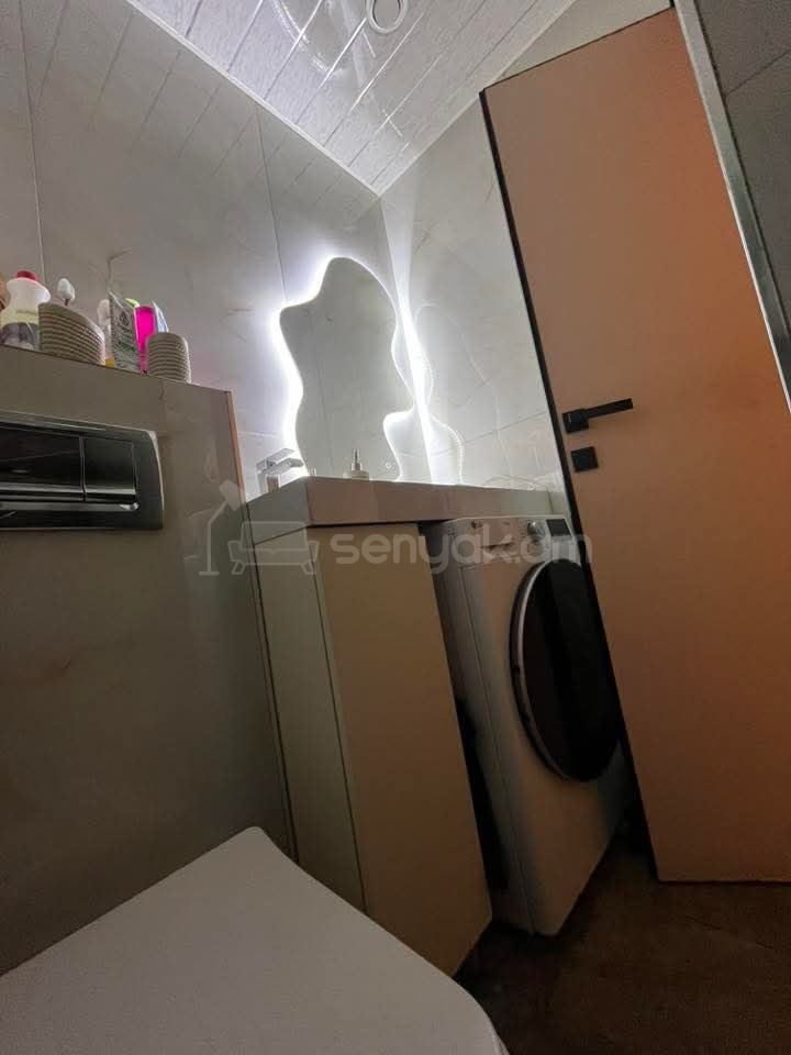 2 Սենյականոց Բնակարան Քարե Շենքում, 48քմ, 5/5 հարկ, Դիզայներական Վերանորոգված, Կահավորված