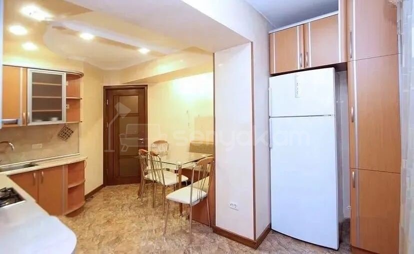 3 Սենյականոց Բնակարան Քարե Շենքում, 74քմ, 4/5 հարկ, Կապիտալ Վերանորոգված