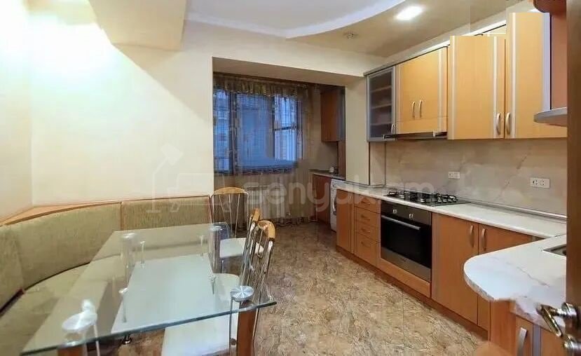 3 Սենյականոց Բնակարան Քարե Շենքում, 74քմ, 4/5 հարկ, Կապիտալ Վերանորոգված