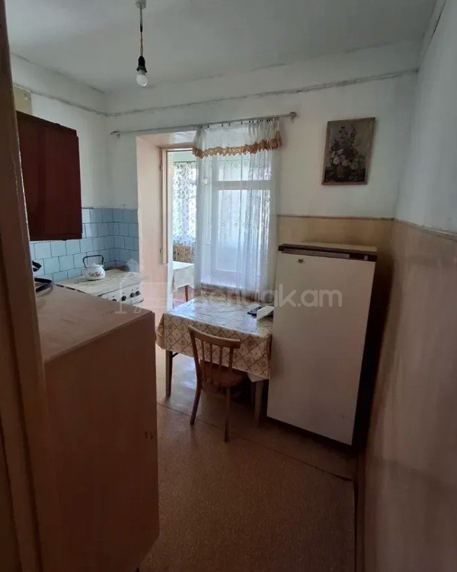 2 Սենյականոց Բնակարան Քարե Շենքում, 60քմ, 4/5 հարկ, Պետական Վիճակում