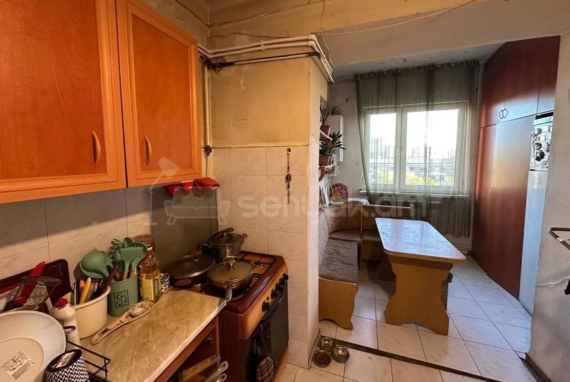 3 Սենյականոց Բնակարան Քարե Շենքում, 70քմ, 4/4 հարկ, Նորմալ Վիճակում