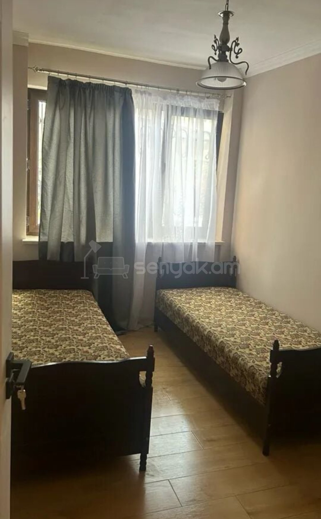 4 Սենյականոց Բնակարան Քարե Շենքում, 99քմ, 2/6 հարկ, Նորմալ Վիճակում