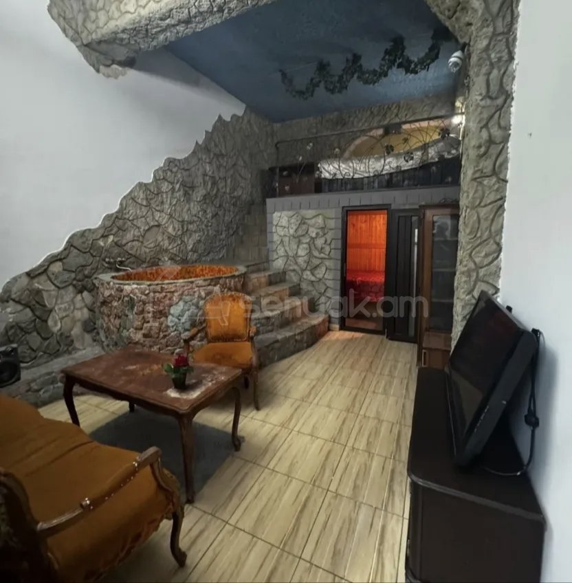 1 Սենյականոց Բնակարան Քարե Շենքում, 30քմ, 1/1 հարկ, Նորմալ Վիճակում, Կահավորված