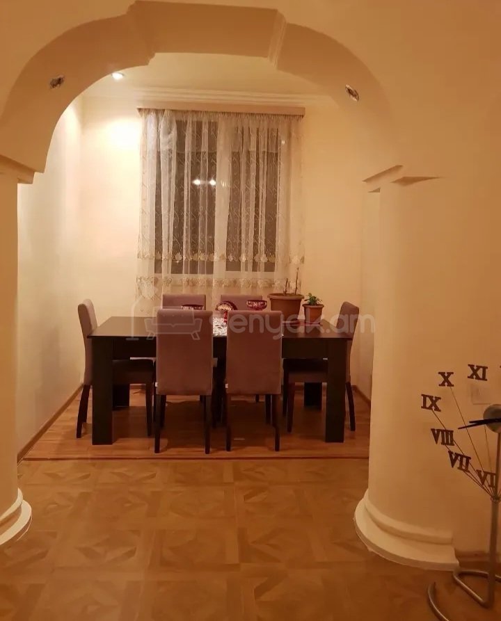 2 Սենյականոց Բնակարան Քարե Շենքում, 72քմ, 4/4 հարկ, Կապիտալ Վերանորոգված, Կահավորված