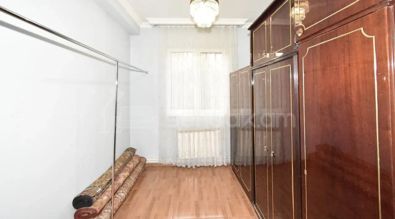 3 Սենյականոց Բնակարան Քարե Շենքում, 72քմ, 1/1 հարկ, Կապիտալ Վերանորոգված, Կահավորված